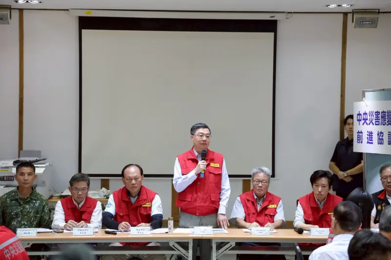 ▲卓榮泰今日第三度赴花蓮勘災，未料三次都正巧遇上花蓮縣府烏龍警報，有地方炮轟傅崐萁夫婦「總誤觸」。（圖／行政院提供）