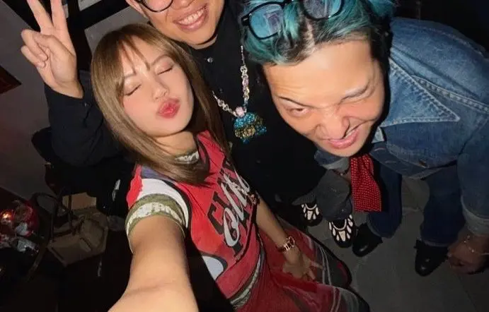 ▲BIGBANG的G-Dragon（GD）跟BLACKPINK成員Lisa（左）久違合體同框，讓YG粉絲好感動。（圖／IG@verdy）