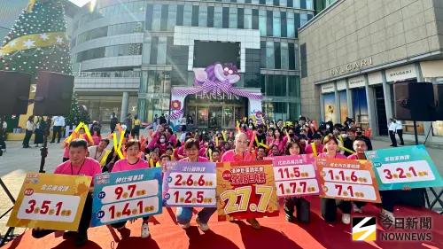 ▲漢神巨蛋購物廣場週年慶總抽獎大手筆祭出市價40萬元美國加州迪士尼樂園兩日門票加上台美來回機票，1人中獎4人同行。（圖／記者陳美嘉攝，2025.10.08）