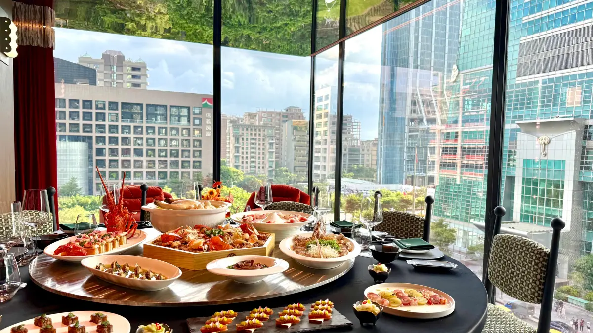 ▲獲《米其林指南》必比登推介的心潮飯店，新作「心潮仙宮」進駐微風南山，開箱極盡華麗的摩登復古店裝，林苑幻境近賞台北101美景，推薦牛排炒飯、龍蝦錦玉脆金磚等新型態桌宴菜，菜單價格、訂位資訊一覽。（圖／記者蕭涵云攝）