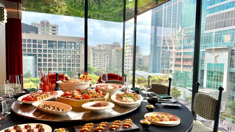 ▲獲《米其林指南》必比登推介的心潮飯店，新作「心潮仙宮」進駐微風南山，開箱極盡華麗的摩登復古店裝，林苑幻境近賞台北101美景，推薦牛排炒飯、龍蝦錦玉脆金磚等新型態桌宴菜，菜單價格、訂位資訊一覽。（圖／記者蕭涵云攝）