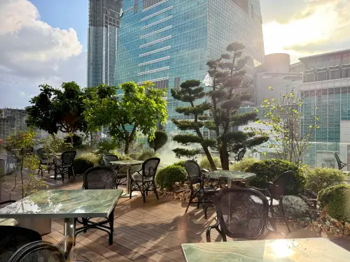 ▲「心潮仙宮」戶外打造霧氣繚繞的幻境。（圖／記者蕭涵云攝）