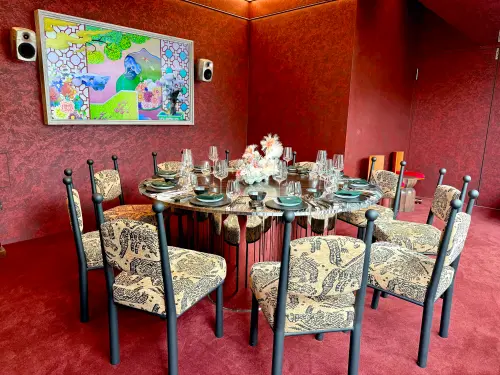 ▲包廂內齊備影視設備，牆上還有國際插畫藝術家創作的中式山水幻境。（圖／記者蕭涵云攝）