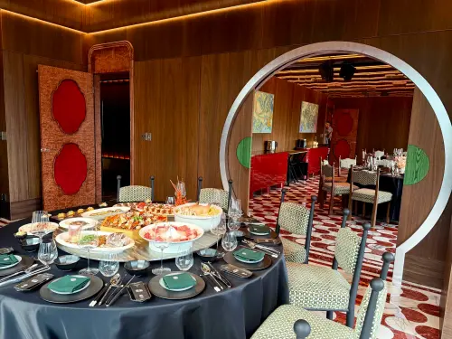 ▲包廂間以中式庭院才有的圓拱門聯通。（圖／記者蕭涵云攝）