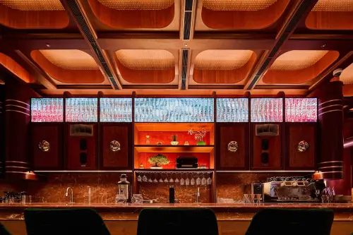 ▲設計團隊Bito操刀吧台上方的互動影像。（圖／心潮仙宮提供）