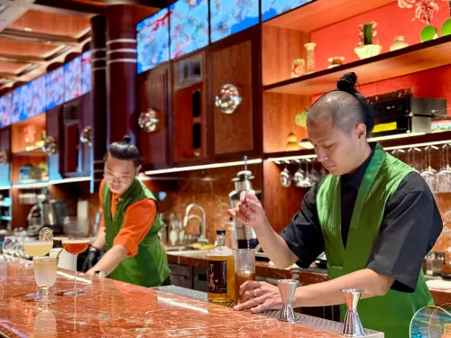 ▲坐在開放式座席，可欣賞吧台調飲與動態影像。（圖／記者蕭涵云攝）