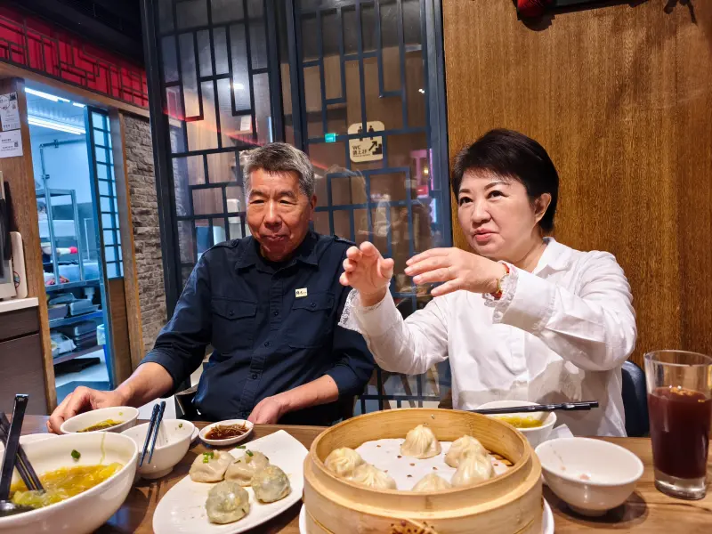 ▲台中市長盧秀燕今晚招待國民黨主席候選人張亞中吃台中美食小吃。（圖／記者顏幸如攝，2025.10.08）