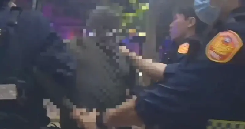 ▲林口42歲李男今年4月因酒後與人發生糾紛，對到場處理的警員施暴、踹壞巡邏車安全檔板。（圖／翻攝畫面）