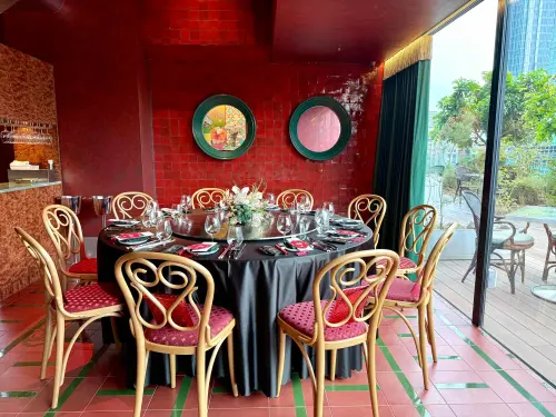 ▲摩登復古的「心潮仙宮」與信義區繁華美景相映成趣。（圖／記者蕭涵云攝）