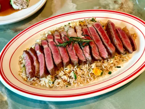 ▲心潮飯店招牌必吃的「牛排炒飯」，當然在「心潮仙宮」也吃得到。（圖／記者蕭涵云攝）