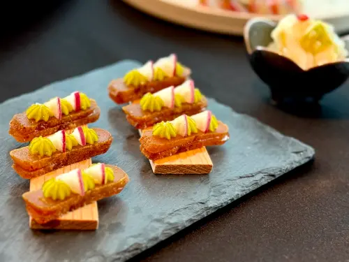 ▲「青蒜蘋果烏魚子」新吃法。（圖／記者蕭涵云攝）