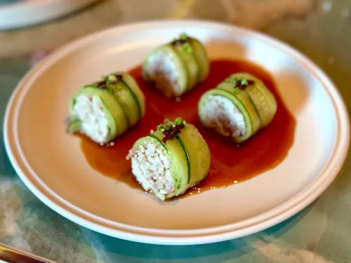 ▲「蒜蓉玉豚卷」新吃蒜泥白肉經典菜。（圖／記者蕭涵云攝）