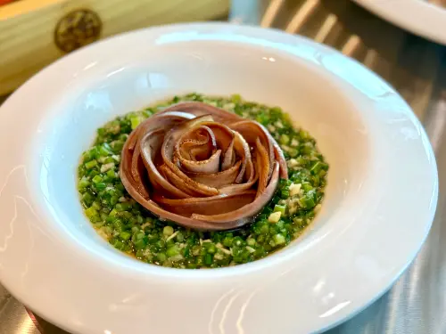 ▲「韭香豬舌花」鹹香爽脆。（圖／記者蕭涵云攝）