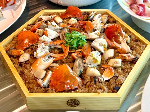 ▲辦桌怎麼能少了「霞映海鮮紅蟳糕」。（圖／記者蕭涵云攝）