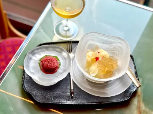 ▲紅龜粿吃起來是巧克力麻糬，改以冰沙形式呈現的檸檬愛玉，巧思令人莞爾。（圖／記者蕭涵云攝）