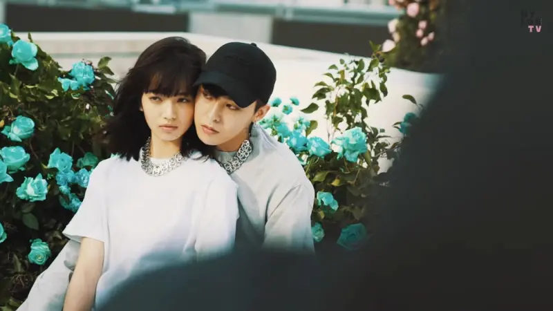 ▲GD（右）跟小松菜奈（左）、BLACKPINK成員Jennie都曾傳過緋聞，如今女主人公們再同框，引發熱議。（圖／NYLON JAPAN YouTube）