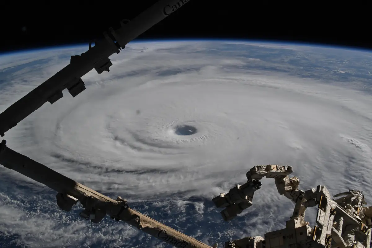 ▲日本太空人油井龜美也分享從國際太空站俯瞰哈隆颱風，颱風眼景象十分壯闊驚人。（圖／翻攝自@Astro_KimiyaX）