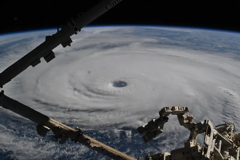 ▲日本太空人油井龜美也分享從國際太空站俯瞰哈隆颱風，颱風眼景象十分壯闊驚人。（圖／翻攝自@Astro_KimiyaX）