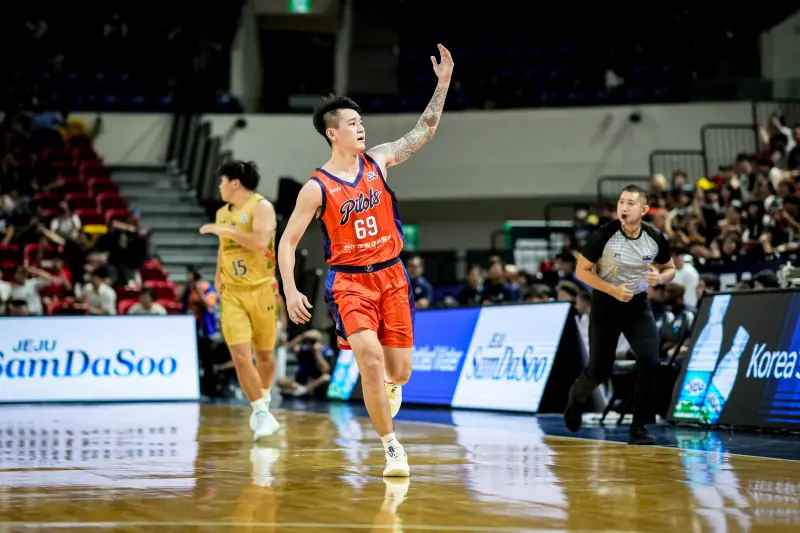 ▲2025年東亞超級聯賽（EASL）今（8）日繼續開打，桃園璞園領航猿迎戰日本強權琉球黃金國王，最終以 94：80 獲勝，繼富邦勇士後也守下主場開門紅。本場比賽「夜王」盧峻翔攻下全隊最高24分。（圖／東亞超級聯賽提供）