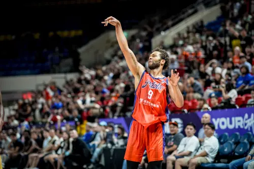 ▲賽後盧峻翔特別提到米爾納的投入：「他真的打得很有能量，這場也拚到抽筋。」（圖／東亞超級聯賽提供）