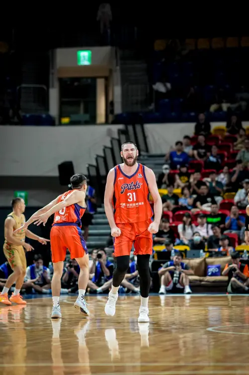 ▲阿提諾在比賽中數度展現激情，對著觀眾席怒吼、鼓譟，徹底點燃球隊與球迷士氣。對此他表示：「整場比賽我都試著打的有能量一點。」（圖／東亞超級聯賽提供）