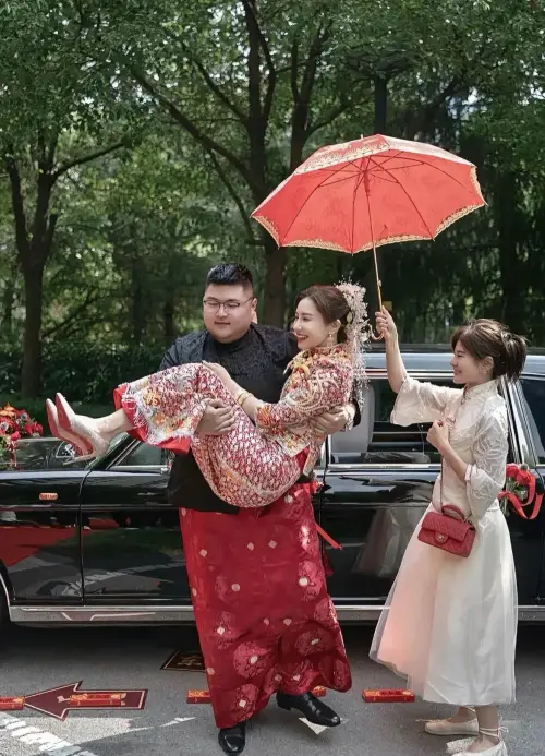 ▲猴哥（左）與老婆的世紀婚禮，在2年前轟動中國網路。（圖／翻攝自微博）