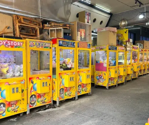 ▲有網友直擊益民一中商圈，發現當地環境髒亂，甚至全是娃娃機台。（圖／Google評價）