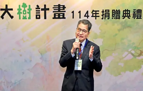 ▲國泰世華銀行基金會董事長李明賢於典禮中提及，大樹計畫22年來累計資助金額達3.5億元，共支持30萬名學童，守護這些幼苗長成大樹。未來國泰世華銀行基金會將會持續支持兒少教育與體育發展。（圖／國泰世華銀行基金會提供）