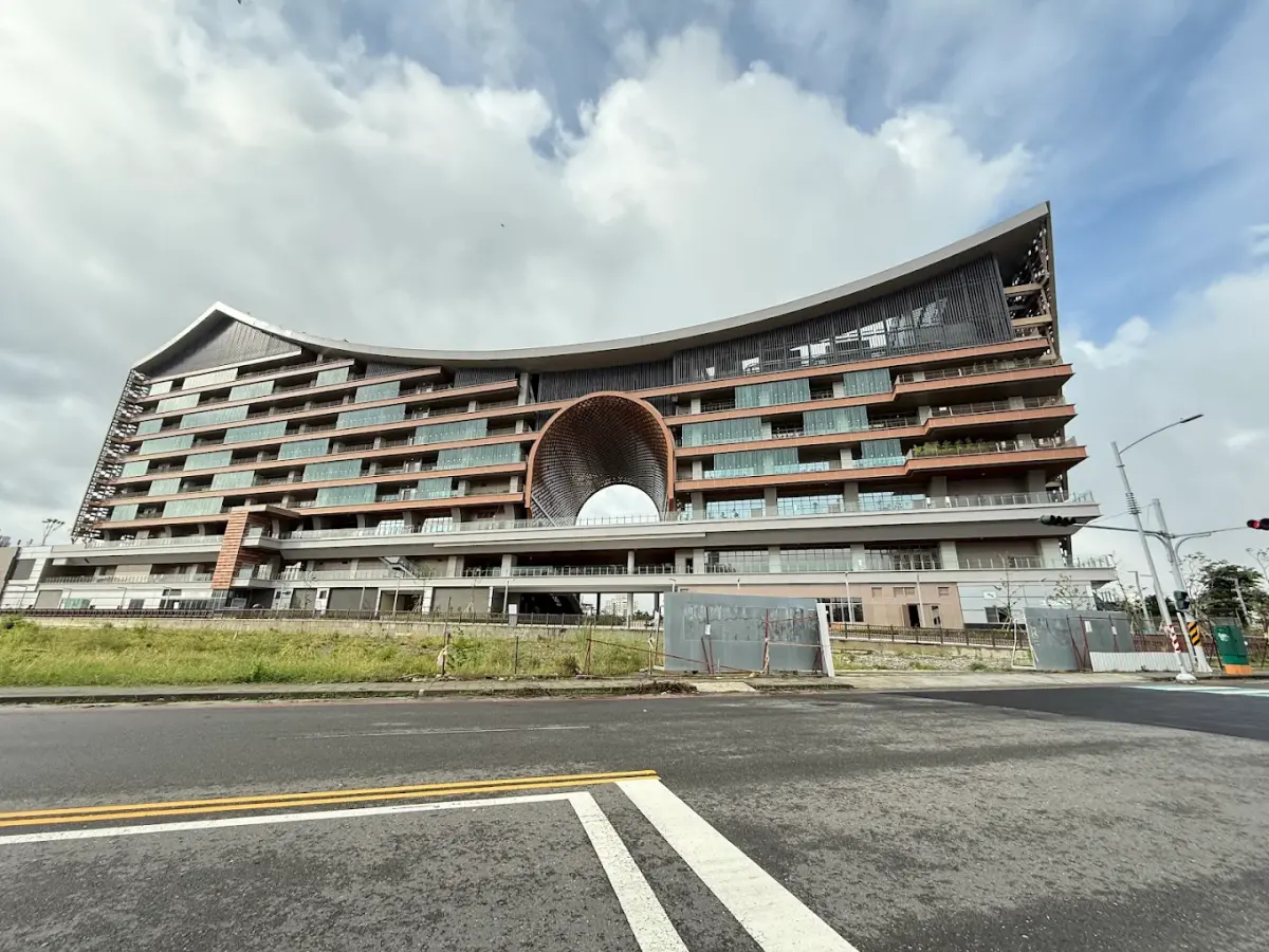 ▲台鐵斥資27億元蓋的鳳山車站大樓「空中鳳城」4度招商流標，台鐵改為自行經營管理，要打造全台首座台鐵便當觀光工廠。（圖／Google評價）