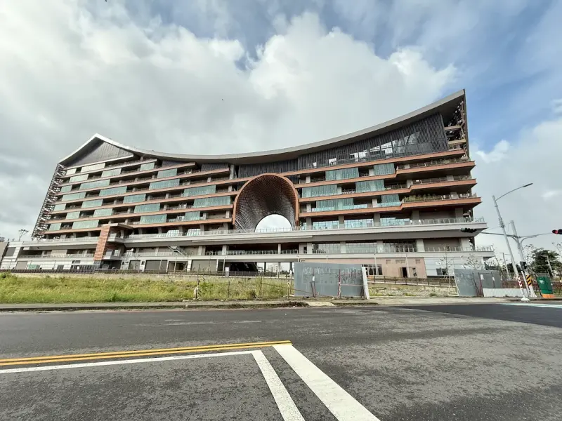 ▲台鐵斥資27億元蓋的鳳山車站大樓「空中鳳城」4度招商流標，台鐵改為自行經營管理，要打造全台首座台鐵便當觀光工廠。（圖／Google評價）