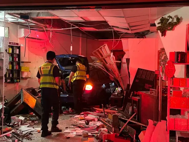 奪命轎車！台中茶葉行母子「家中睡覺遭車撞擊」　87歲母當場身亡