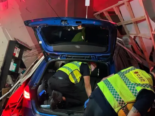 ▲今天清晨，台中一轎車不明原因衝進五權路一家茶葉行，造成87歲婦人睡夢中被撞死、61歲的兒子受傷。（圖／民眾提供）