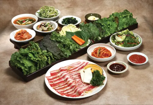 ▲韓國「國民廚神」白種元主廚創立的本家BORNGA韓式燒肉，雙十國慶連假指定消費免費送「秘醬牛肋條」。（圖／本家BORNGA提供）