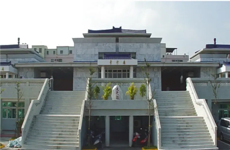 ▲新竹市一名婦人假借瞻仰死者遺容之名，實則偷蓋手印簽本票之行。（圖：竹市殯官網）