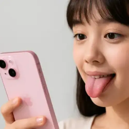 ▲ iOS 26可用「舌頭滑iPhone」,其實是輔助功能之一。(圖/AI生成) ▲ iOS 26可用「舌頭滑iPhone」,其實是輔助功能之一。(圖/AI生成)