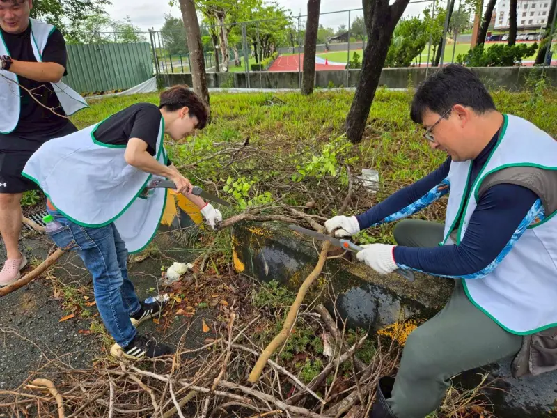 ▲鹿耳社區景觀與安全皆受衝擊，社區發展協會也面臨龐大壓力。日前來自台南各分店的信義同仁以「自己的家鄉自己來」為號召，走入社區展開修繕行動。（圖／信義房屋提供）
