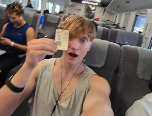 光復災區超暖一幕！美網紅救災「窮到存款剩2元」　收2萬贊助哭了
