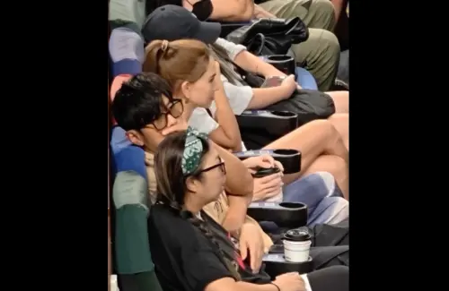 ▲周杰倫一直在跟一旁的助理大妮聊天，被不少粉絲歪樓。（圖／翻攝自Threads）