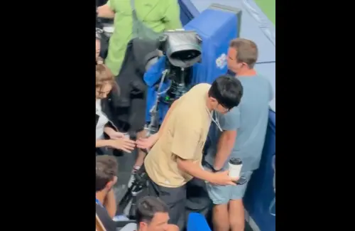 ▲周杰倫偷偷牽手昆凌0.1秒，被不少粉絲直呼「戀愛了」。（圖／翻攝自Threads）