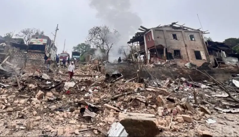 ▲緬甸軍政府在佛教「點燈節」當天實施空襲，釀成人民傷亡、財產損失。（圖／翻攝自X平台）