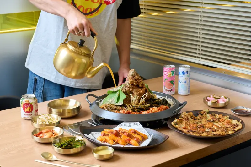 ▲雙十國慶連假UNCLE-K馬鈴薯排骨火鍋進軍台中，「比台北店大10倍」公益店今開幕連2天「整桌5折」半價優惠！搶吃一年賣出疊3座台北101大樓高的超狂排骨，菜單價格、訂位一覽。（圖／UNCLE-K提供）