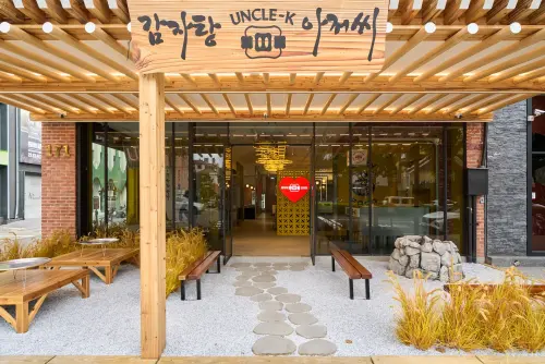 ▲台中公益路上的UNCLE-K韓式排骨火鍋，傳統韓屋門面讓人一秒飛韓國。（圖／UNCLE-K提供）