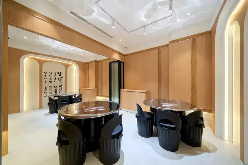 ▲除了一樓用餐區、二樓打造韓味十足的包廂。（圖／UNCLE-K提供）