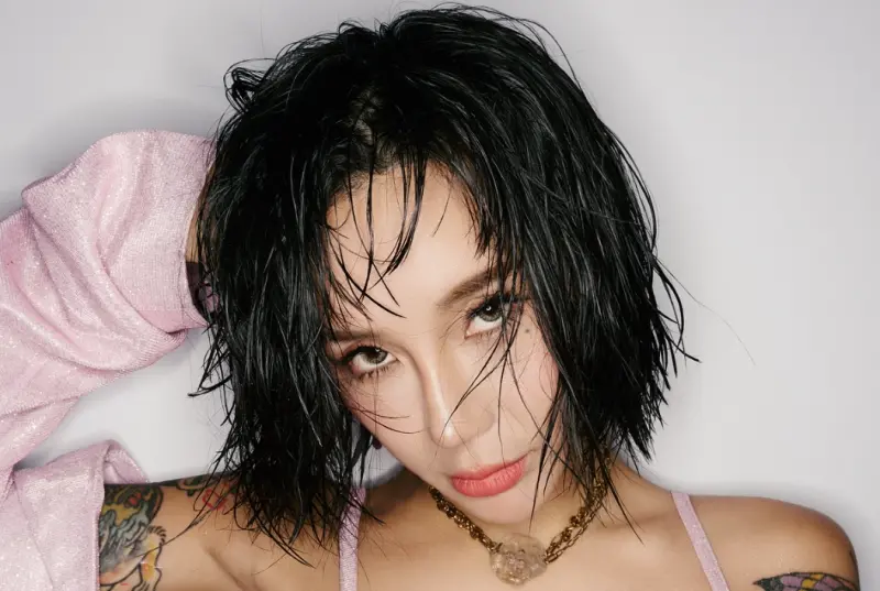 ▲國光女神梁云菲（如圖）日前恢復單身，近日她上節目公開5大擇偶條件，發文笑喊：「全攝影棚都說難」。（圖／翻攝自IG nanaliangbadgal）