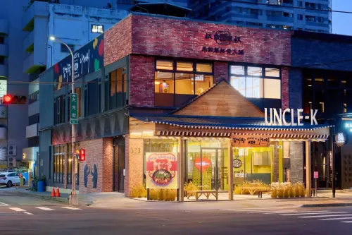▲UNCLE-K韓式排骨火鍋台中公益店，整棟建築「比台北店大10倍」好醒目。（圖／UNCLE-K提供）