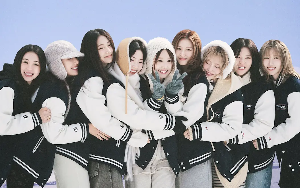 ▲TWICE今年迎來10周年，將在11月22日、23日於高雄開唱，高雄也開啟全市應援，在各景點亮起子瑜代表色的藍燈，讓韓粉都感動直呼：「子瑜終於回家了」。左起：Mina、Momo、Sana、多賢、娜璉、子瑜、志效、定延。（圖／TWICE FB）