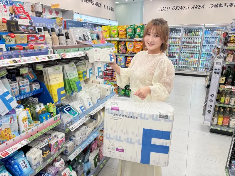 ▲雙十國慶連假優惠，賣場衛生紙買一送一，全家衛生紙買一送二只限五天。（圖／全家提供）