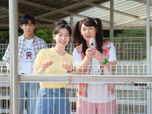 ▲多賢（中）主演電影《妳是我眼中的蘋果》將於10月10日全台上映。（圖／車庫娛樂提供）