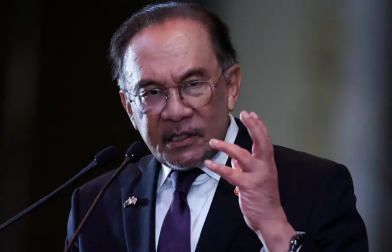 ▲▲馬來西亞總理安華（Anwar Ibrahim）於10月13日出席總理署月會時表示，國內教育體系長期偏重學術知識，卻忽視對學生價值觀與道德意識的培養。（圖／路透社／達志影像）
