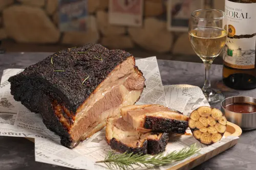 ▲「豐FOOD海陸百匯」推出「美式嘉年華──肉力宇宙」主題季，選用美國牛肉打造五款特色牛肉料理，包含圖中的「美式煙燻牛胸肉」。（圖／豐FOOD海陸百匯提供）